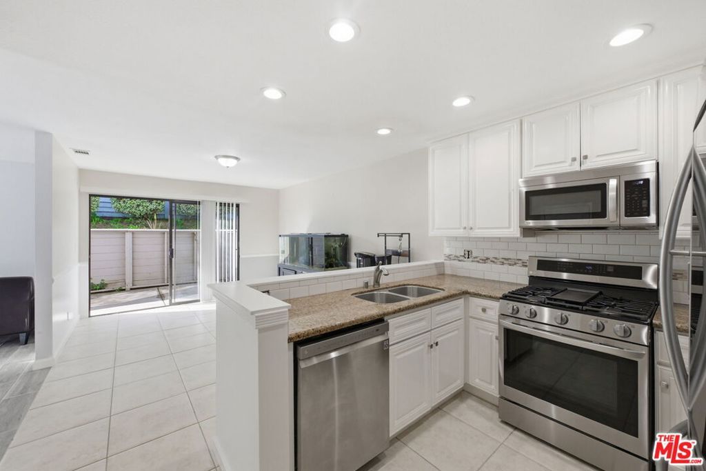 Image 11 of property listing at 13091 Hubbard Street 5, Sylmar, CA 91342