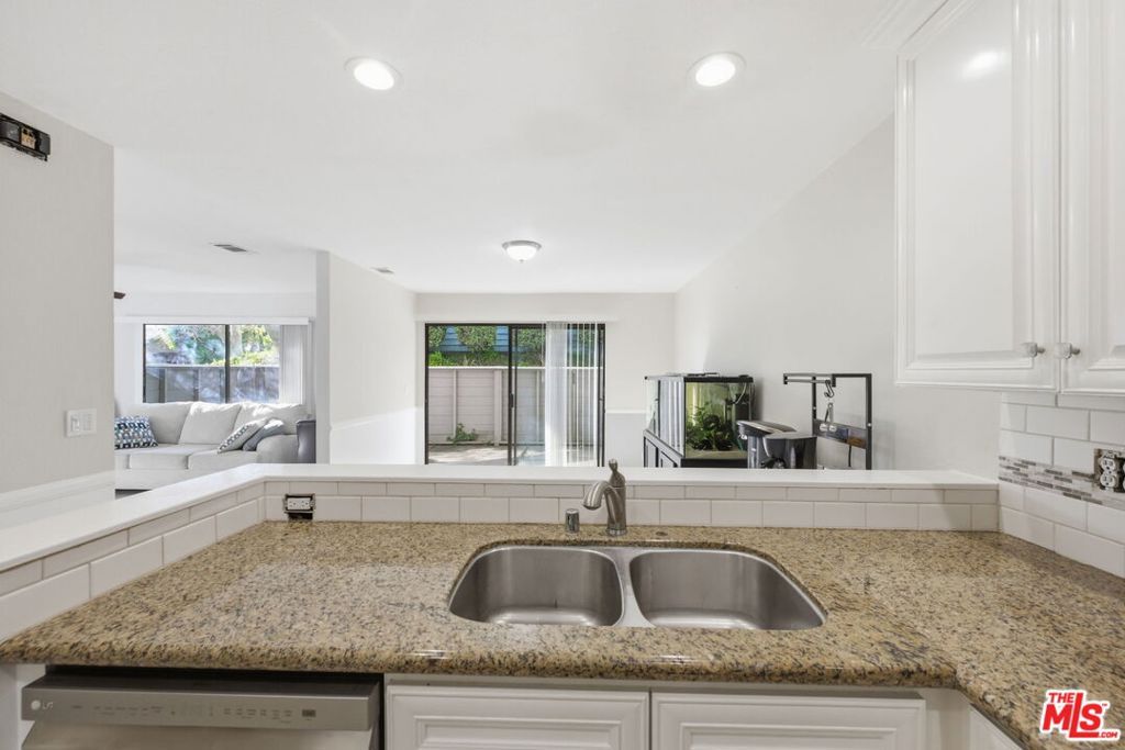 Image 12 of property listing at 13091 Hubbard Street 5, Sylmar, CA 91342