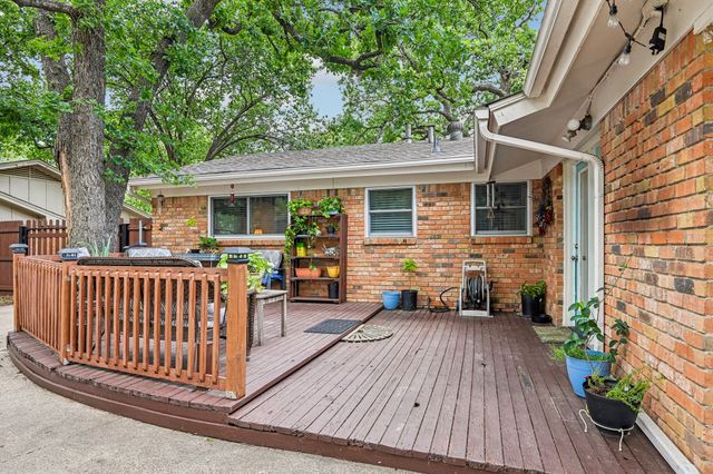 724 Bedford Court W, Hurst, TX 76053