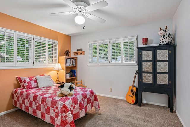 724 Bedford Court W, Hurst, TX 76053