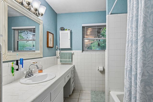 724 Bedford Court W, Hurst, TX 76053