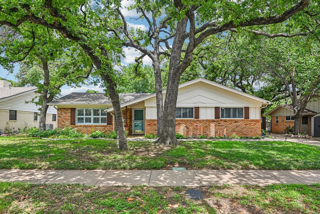 724 Bedford Court W, Hurst, TX 76053