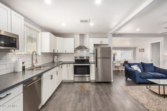 8915 N 9TH Place, Phoenix, AZ 85020