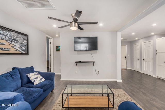 8915 N 9TH Place, Phoenix, AZ 85020