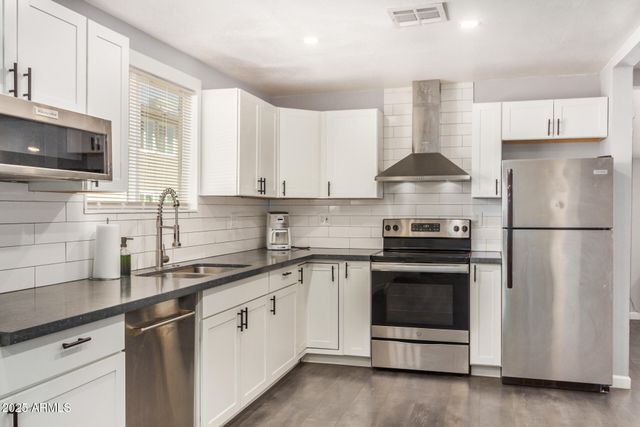 8915 N 9TH Place, Phoenix, AZ 85020