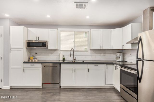 8915 N 9TH Place, Phoenix, AZ 85020