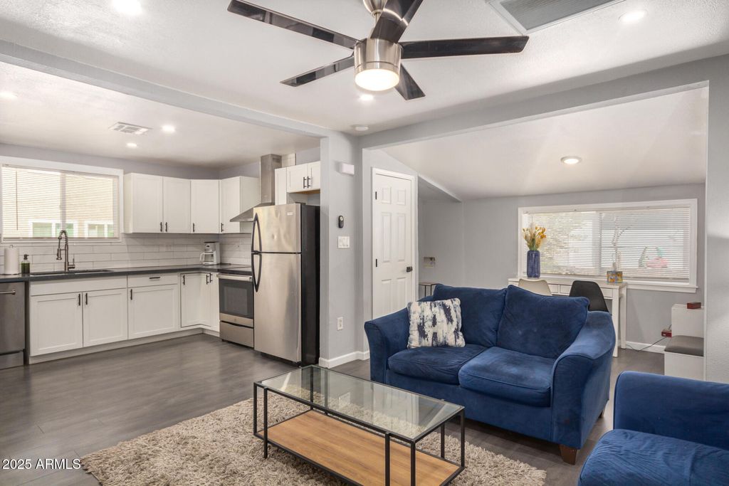 8915 N 9TH Place, Phoenix, AZ 85020