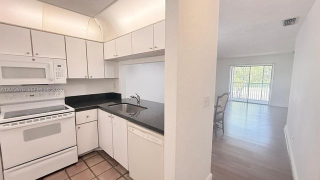 10361 NW 11th Street 203, Pembroke Pines, FL 33026