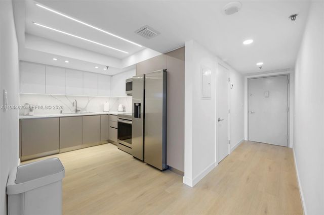 20505 E Country Club Drive 231, Aventura, FL 33180