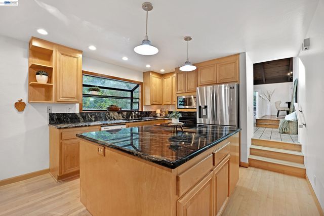3364 Walnut Ln, Lafayette, CA 94549
