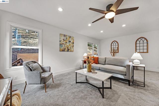 3364 Walnut Ln, Lafayette, CA 94549