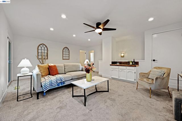 3364 Walnut Ln, Lafayette, CA 94549