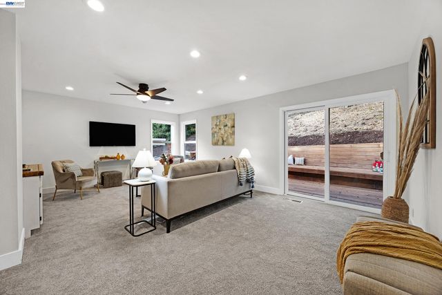 3364 Walnut Ln, Lafayette, CA 94549
