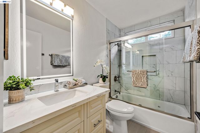 3364 Walnut Ln, Lafayette, CA 94549