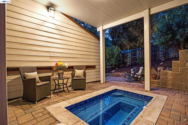 3364 Walnut Ln, Lafayette, CA 94549
