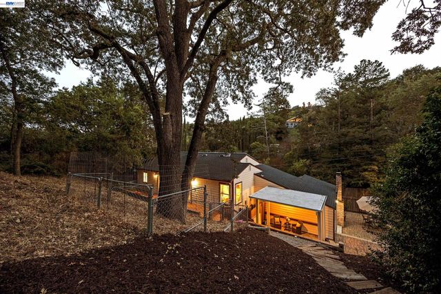 3364 Walnut Ln, Lafayette, CA 94549