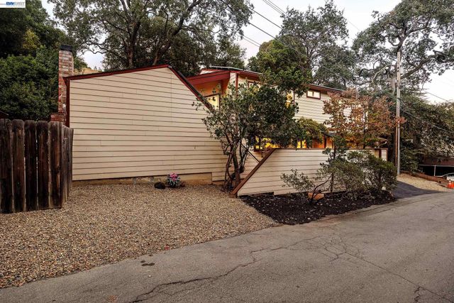3364 Walnut Ln, Lafayette, CA 94549