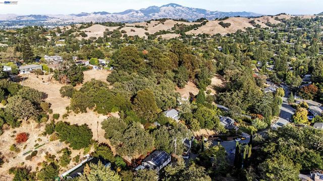 3364 Walnut Ln, Lafayette, CA 94549