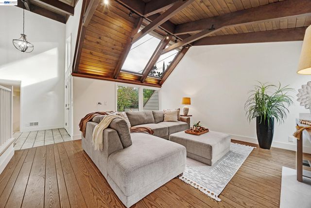 3364 Walnut Ln, Lafayette, CA 94549