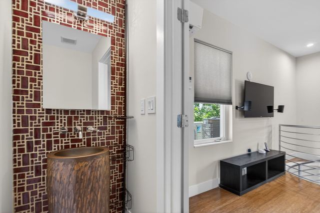 915 SE 2nd Court, Fort Lauderdale, FL 33301