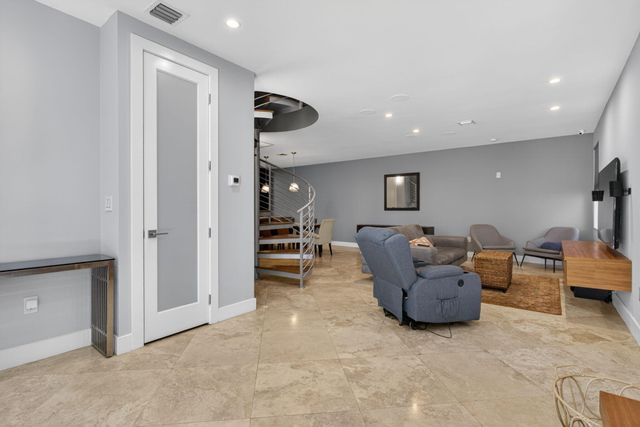 915 SE 2nd Court, Fort Lauderdale, FL 33301