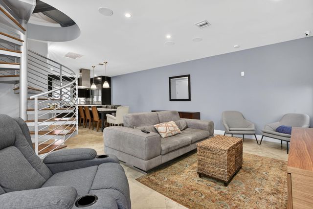 915 SE 2nd Court, Fort Lauderdale, FL 33301