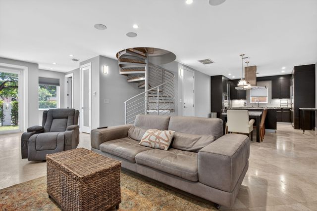 915 SE 2nd Court, Fort Lauderdale, FL 33301
