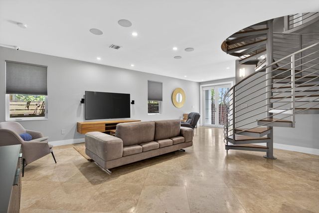 915 SE 2nd Court, Fort Lauderdale, FL 33301