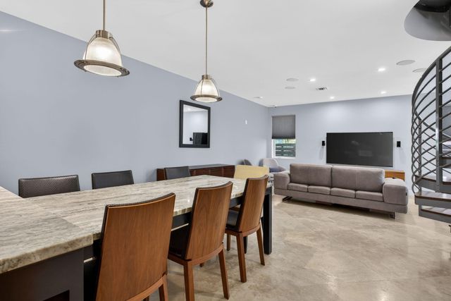 915 SE 2nd Court, Fort Lauderdale, FL 33301