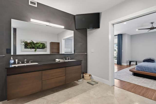 915 SE 2nd Court, Fort Lauderdale, FL 33301