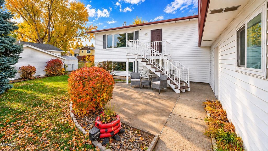 1309 17th Street SE, Mandan, ND 58554 photo 2