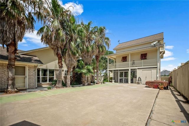 117 E Harbor Drive, Port Lavaca, TX 77979