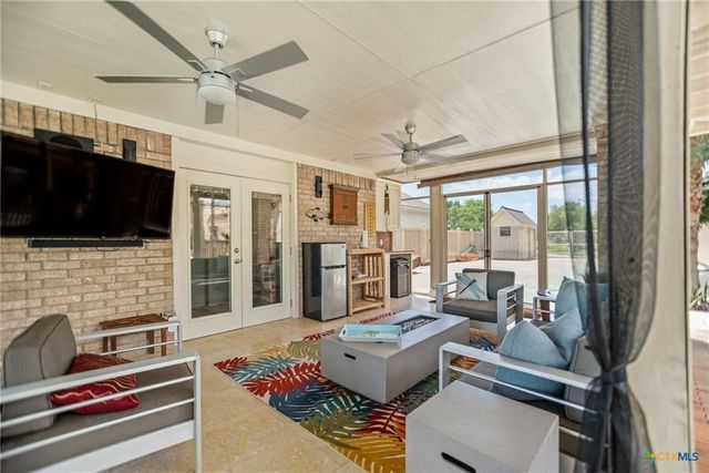 117 E Harbor Drive, Port Lavaca, TX 77979