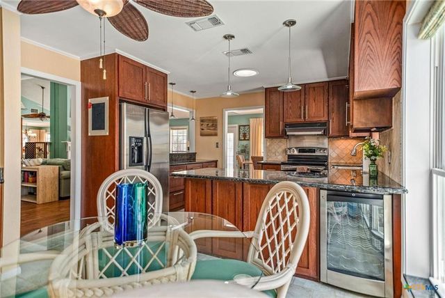 117 E Harbor Drive, Port Lavaca, TX 77979