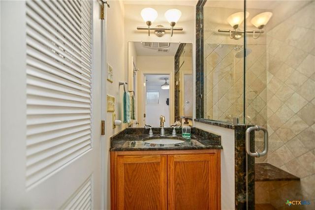 117 E Harbor Drive, Port Lavaca, TX 77979