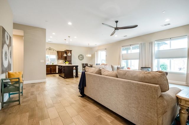 2007 E Walnut Avenue, Tulare, CA 93274