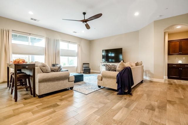 2007 E Walnut Avenue, Tulare, CA 93274