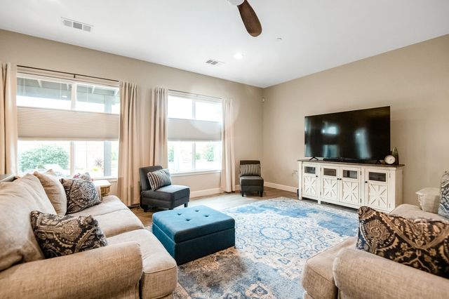 2007 E Walnut Avenue, Tulare, CA 93274