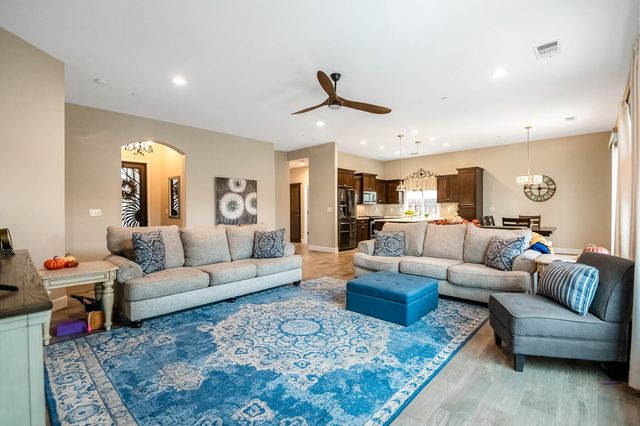 2007 E Walnut Avenue, Tulare, CA 93274