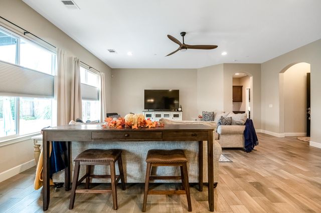 2007 E Walnut Avenue, Tulare, CA 93274