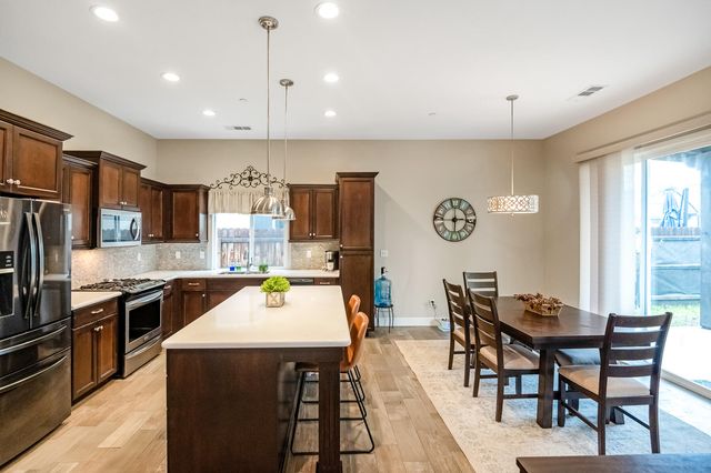 2007 E Walnut Avenue, Tulare, CA 93274