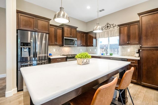 2007 E Walnut Avenue, Tulare, CA 93274