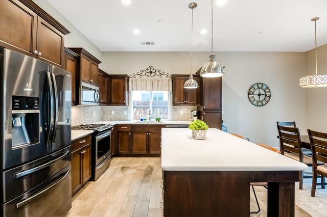 2007 E Walnut Avenue, Tulare, CA 93274