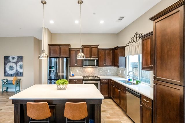 2007 E Walnut Avenue, Tulare, CA 93274