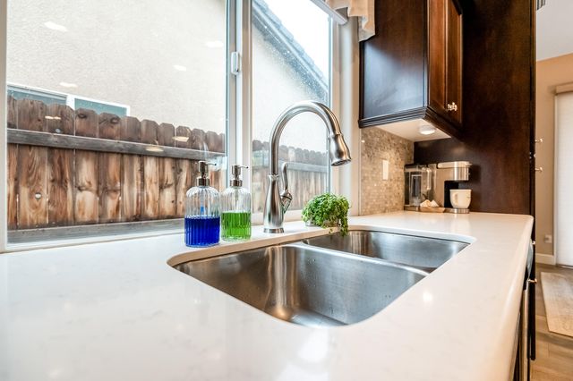 2007 E Walnut Avenue, Tulare, CA 93274