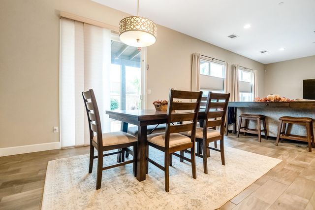 2007 E Walnut Avenue, Tulare, CA 93274