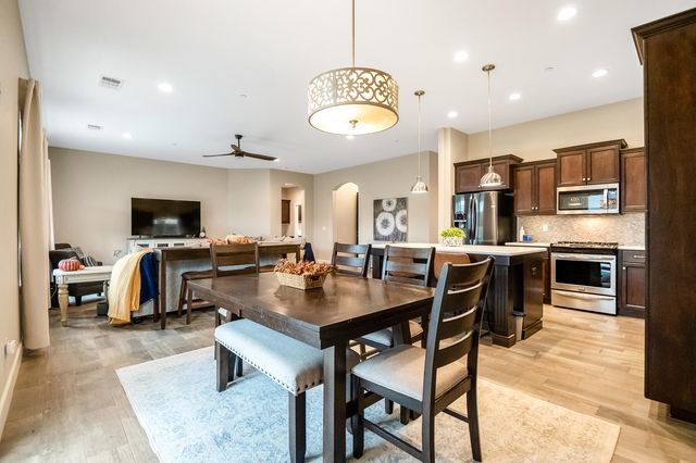 2007 E Walnut Avenue, Tulare, CA 93274