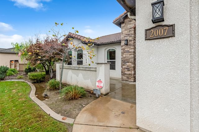 2007 E Walnut Avenue, Tulare, CA 93274