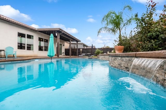 2007 E Walnut Avenue, Tulare, CA 93274