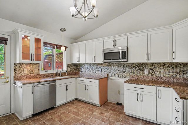 15540 Caputo Court, Clinton Charter Township, MI 48035